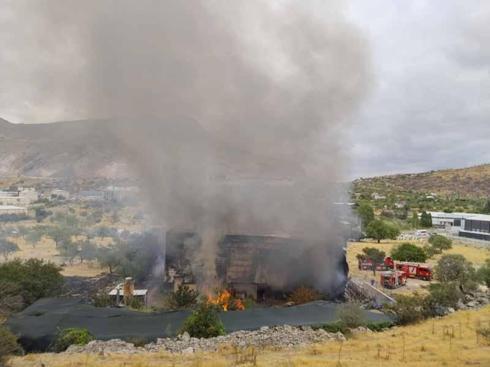 Kayseride mobilya fabrikasında yangın kontrol altında