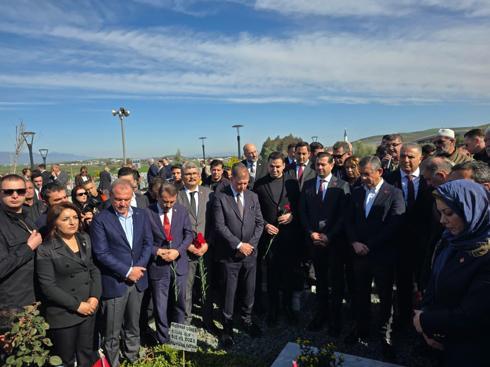 Özgür Özel, deprem şehitliğini ziyaret etti