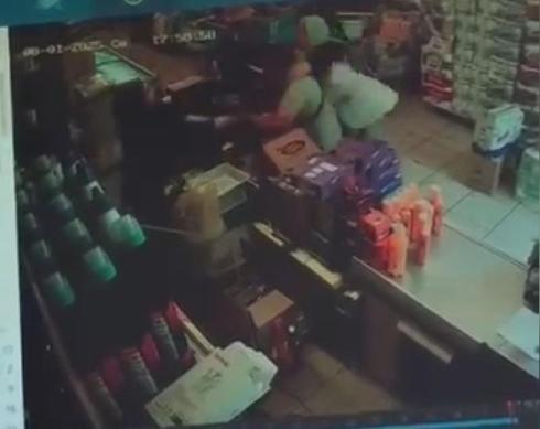 Fatihte kasiyere yumruklu saldırı güvenlik kamerasında