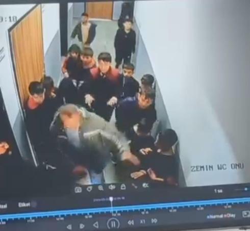 Çocuğuna kar topu atan öğrenciyi darbetti