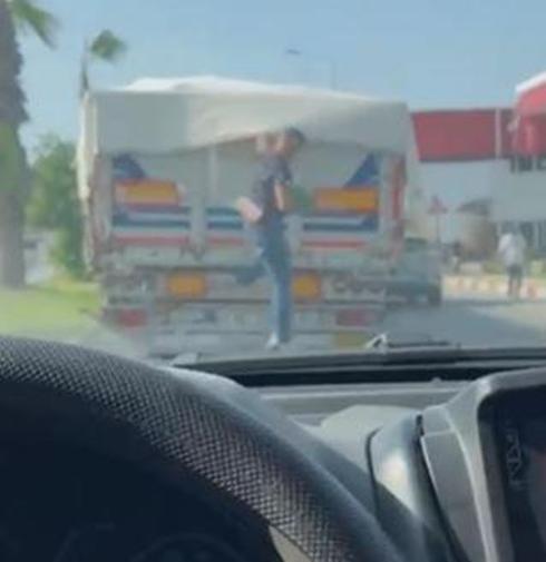 Kırmızı ışıkta duran kamyondan karpuz çaldı; o anlar kamerada