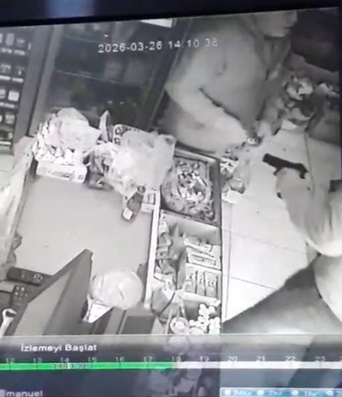 Fatih’te alışveriş yaptığı bakkalı oyuncak silahla bastı; o anlar kamerada