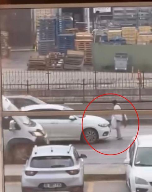 Yola çıkan kadının araçların önüne geçip trafiği durdurduğu anlar kamerada