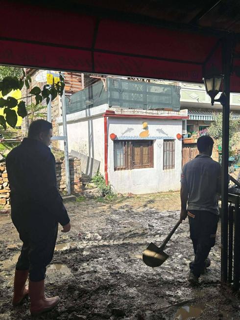 Gökçeadada sağanak su baskınlarına yol açtı; heyelan nedeniyle yol kapandı