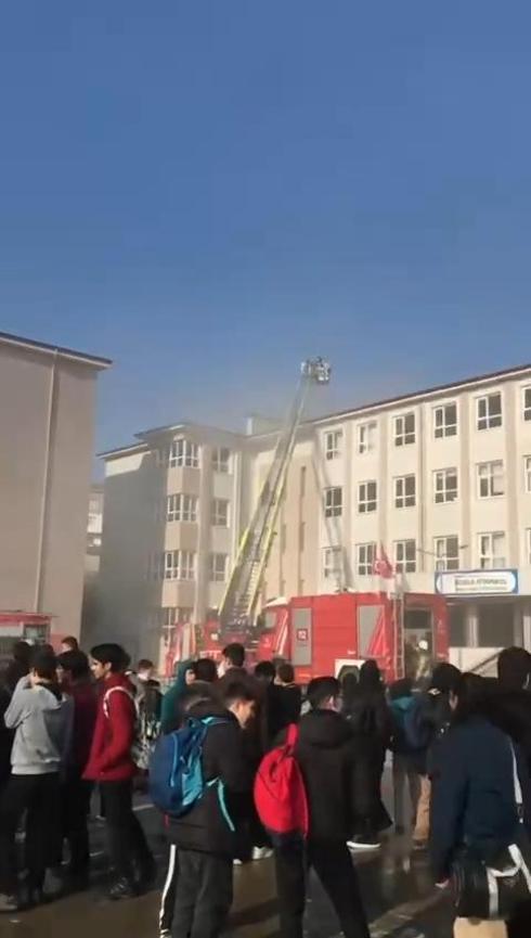 Arnavutköyde okulun çatısında çıkan yangın söndürüldü