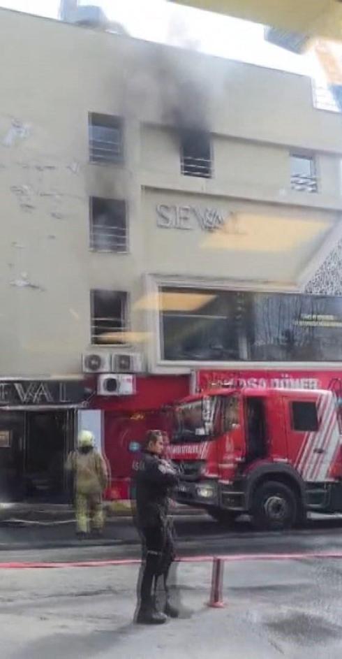 Fatihte gelinlik mağazasında yangın; mahsur kalan 2 kişi kurtarıldı