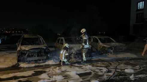 Avcılar’da oto galeriye ait park halindeki otomobiller alev alev yandı