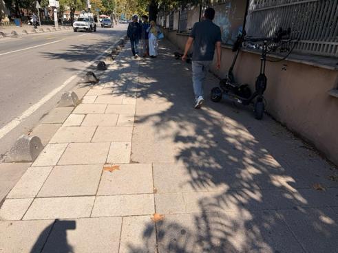 Üsküdarda otomobil önce başka bir araca ardından da kaldırımdaki öğrencilere çarptı: 4 yaralı
