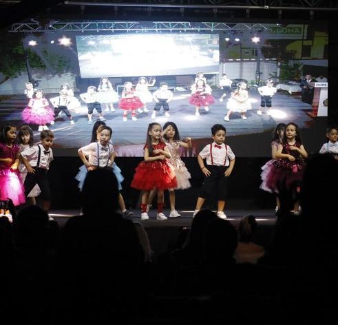 Anaokullu minikler cübbe giyip kep atarak mezun oldu