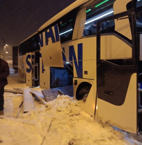 Bitliste yolcu otobüsü ile TIR çarpıştı; 2 yaralı