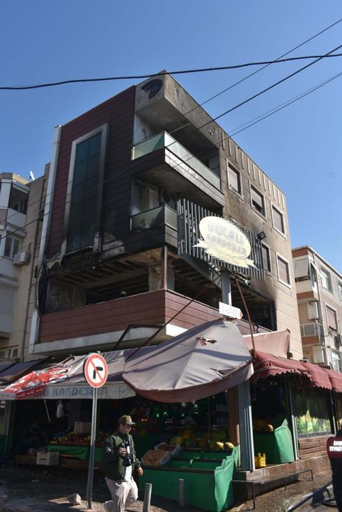 İzmirde 3 katlı binada yangın
