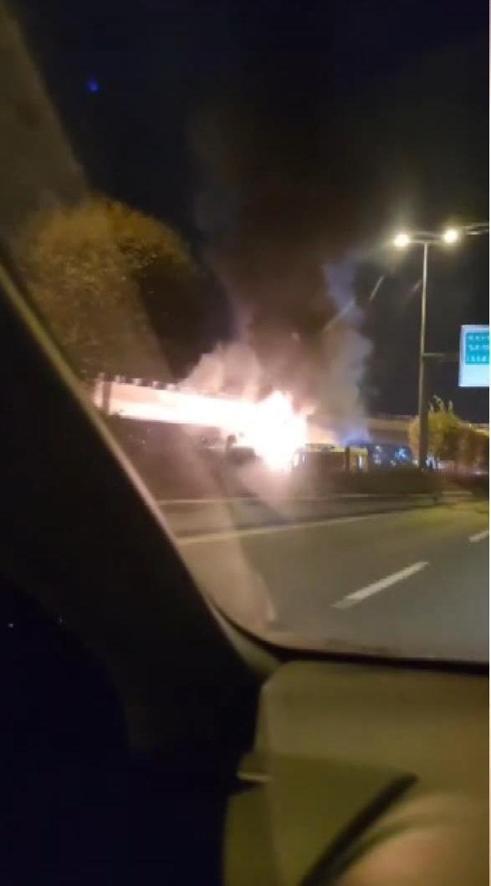 Ankarada patlak lastikle yoluna devam eden yolcu otobüsü alev alev yandı