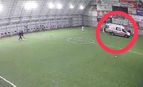 Halı sahada kalp krizi geçiren öğretmenin son anları kameraya yansıdı