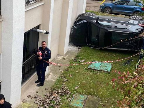 Otomobil, apartman bahçesine uçtu: 2 yaralı