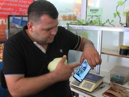 Bekçi, market çırağını darbetti; o anlar kamerada