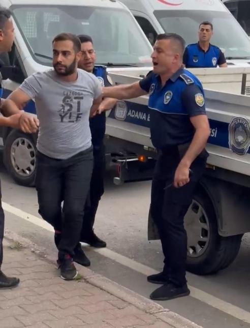 Adanada zabıtaya bıçakla saldırı kamerada