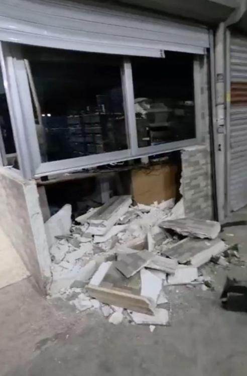 İş yerinin önünde otururken kamyonet çarptı; kaza kamerada