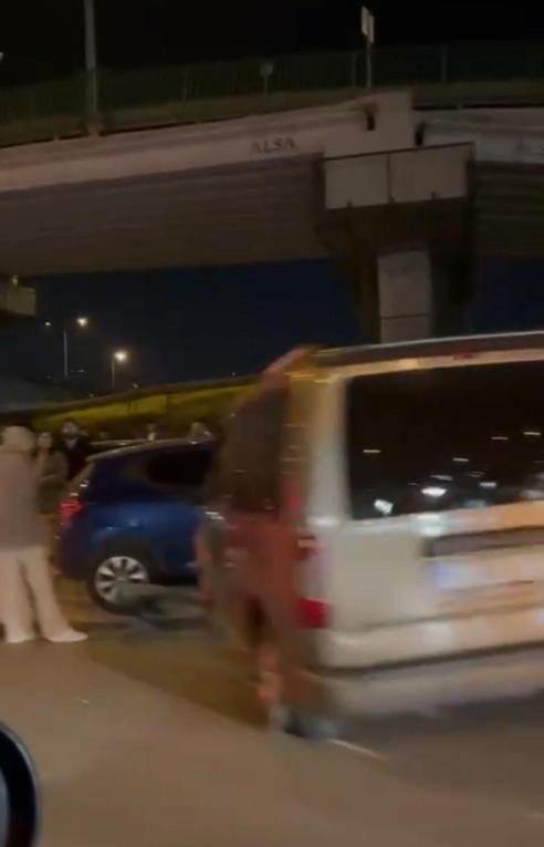 Sürücüsünün makas attığı otomobil, 2 araca çarptı; kaza kamerada