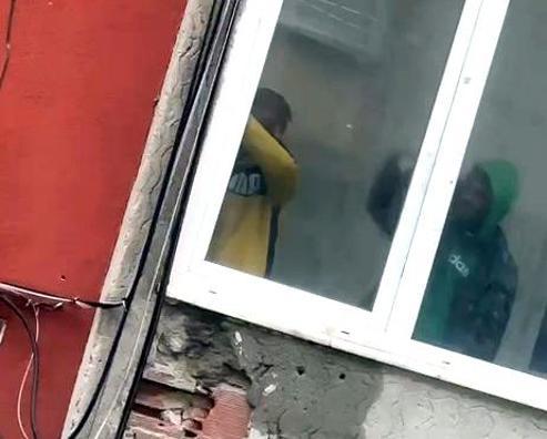 Esenyurtta binaya giren 2 kişi kapı ve pencereleri çaldı