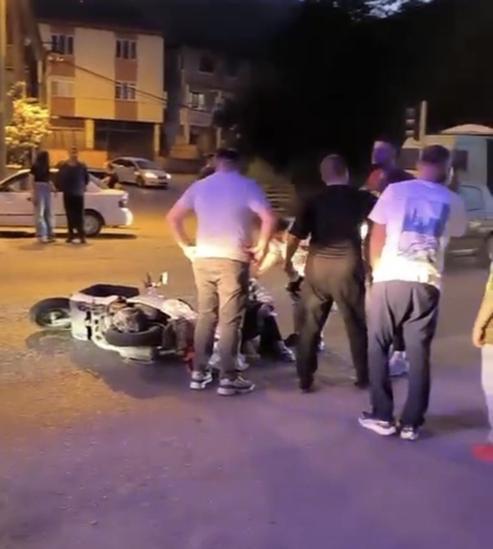 Yaya geçidinde motosiklet çarptı; kaza kamerada