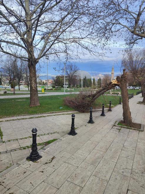 Bursada lodos etkili oldu; reklam tabelaları devrildi