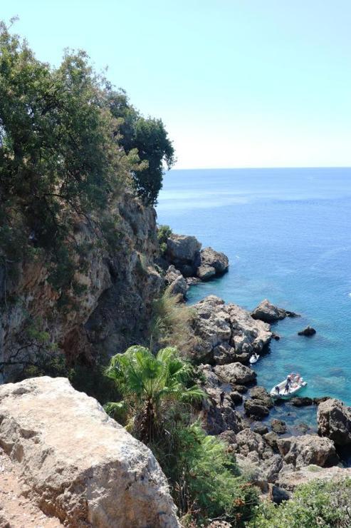 Manzara izlerken falezlerden düştü