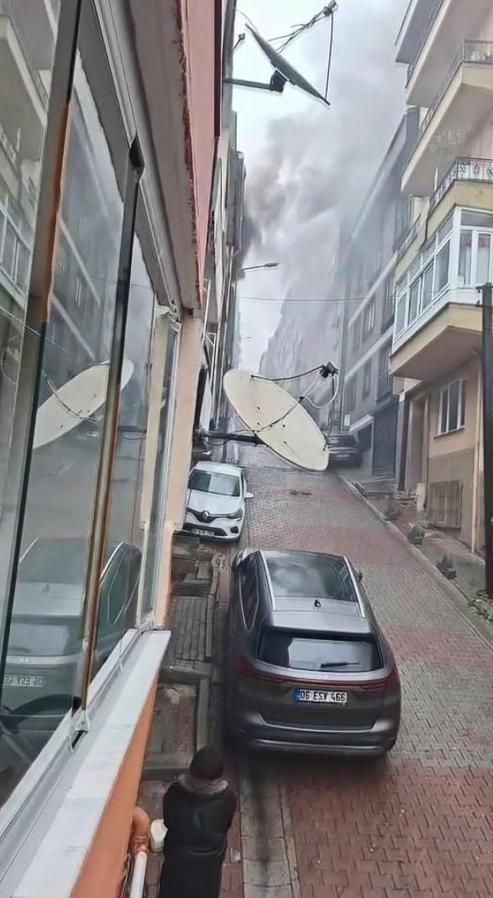 Kağıthane’de 4 katlı binada yangın: Ev küle döndü; anne gözyaşlarına boğuldu
