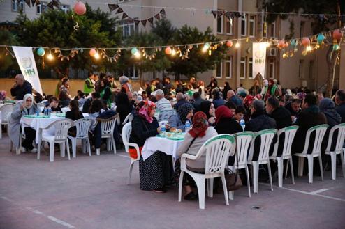 İHHdan deprem bölgelerinde 1 milyon 220 bin kişiye iftarlık ve sahurluk ikramı