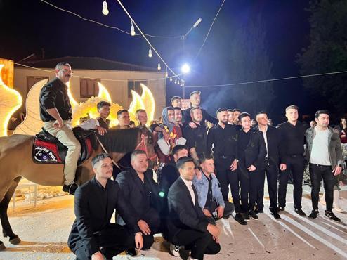 Düğünde gelin ve damada takı yerine at ve buzağı hediye edildi