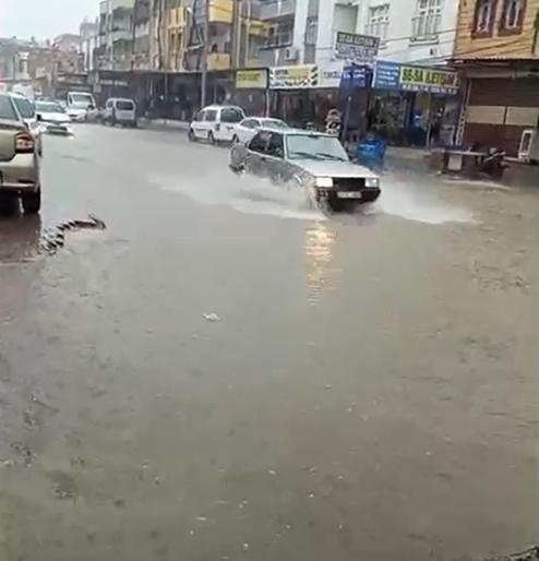 Adana’da sağanak nedeniyle yollar göle döndü