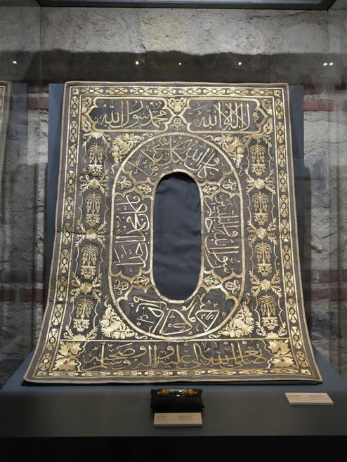 Çalınan iki İznik çinisi yıllar sonra yeniden Türkiyede