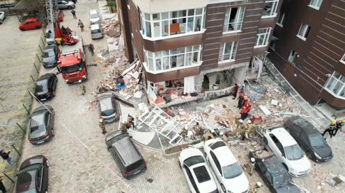 Beylikdüzünde, 14 katlı binanın giriş katındaki dairede patlama: 1 ölü, 3 yaralı