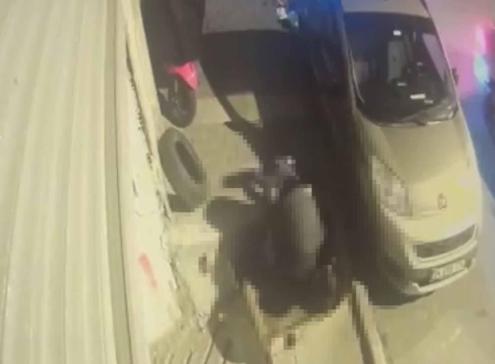 Kağıthane’de küfürleşme cinayeti kamerada: Sırtından bıçaklayıp başını yere vurdu