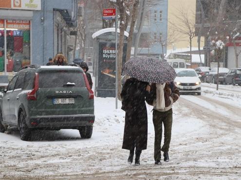 Yurtta kar yağışı etkili oldu; bazı il ve ilçelerde eğitime ara verildi