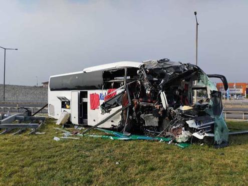 Yolcu otobüsü, bariyer ve tabelaya çarptı: 4ü ağır, 13 yaralı