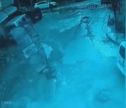 Küçükçekmecede yağışın ardından çöken yola 2 kişi ve 2 hafif ticari araç düştü