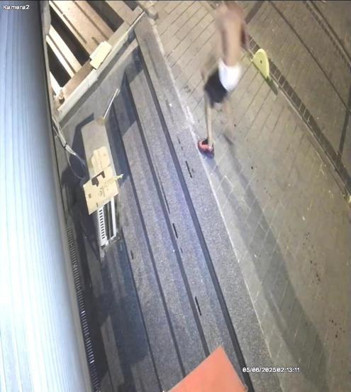 Fatihte tartıştığı kişiyi bıçakladı, başında bekleyip cep telefonunu çalıp kaçtı