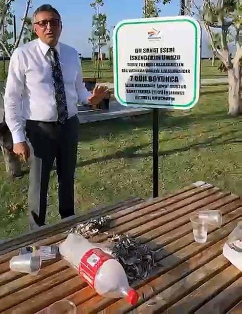 İskenderun sahilinde kirli bırakılan ahşap oturma grubu sergileniyor