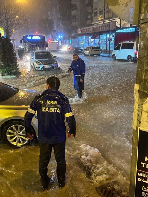 İzmiri sağanak vurdu; 320 konut, 78 iş yeri ve 5 kamu binasını su bastı