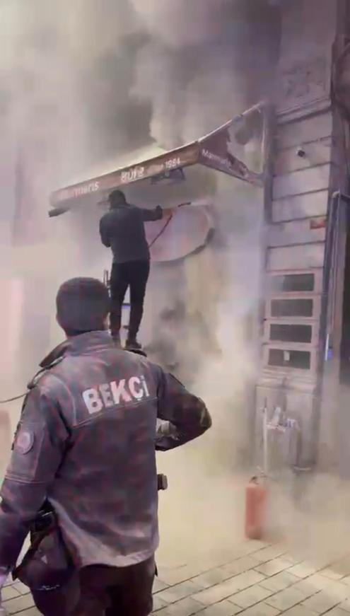 Beyoğlunda büfede çıkan yangın söndürüldü; mahsur kalan çocuk kurtarıldı
