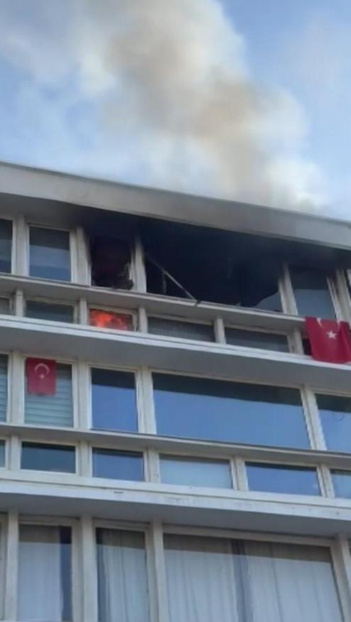 Kadıköyde 4 katlı binada çıkan yangın söndürüldü
