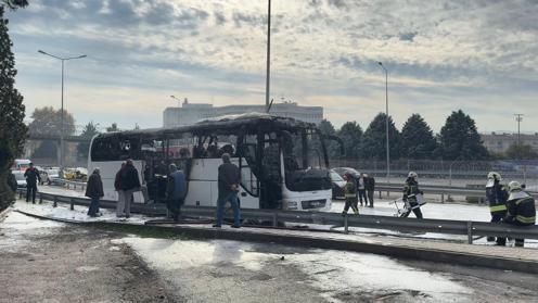 Seyir halindeki yolcu otobüsü alev alev yandı