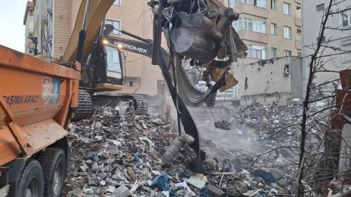 Maltepe’de çöken binada 5 kişi hayatını kaybetti; enkaz kaldırma çalışmaları sürüyor