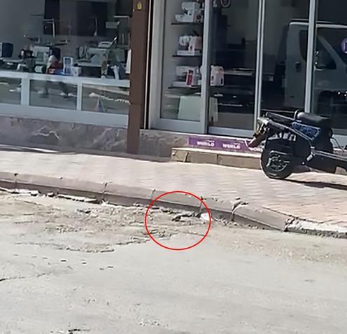 Caddede, yol kenarında el bombası bulundu