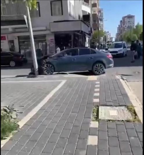 Otomobille çarpışan hafif ticari araç takla attı; 2 yaralı