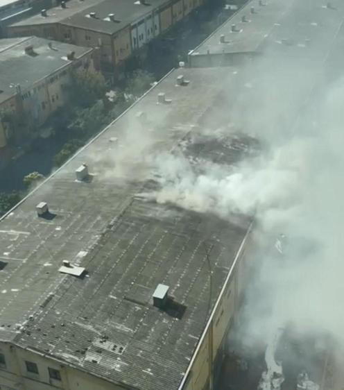 Esenyurtta bebek bezi fabrikasında çıkan yangın söndürüldü; 1 itfaiye eri yaralandı