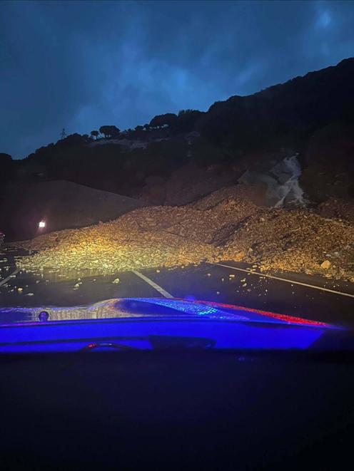 Gökçeadada sağanak su baskınlarına yol açtı; heyelan nedeniyle yol kapandı