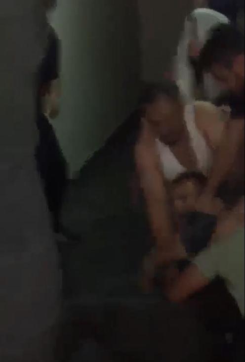 Güvenlik korucusu ev sahibi ile yakınları, kiracı polisi dövüp silahını gasbetti