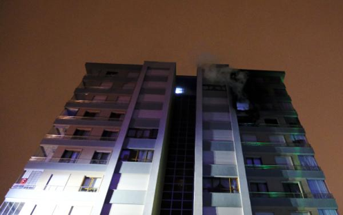 Konyada 11 katlı apartmanda çıkan yangında, eski bakanın annesi dumandan etkilendi