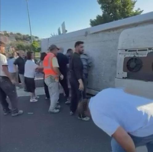 Sarıyer TEM Otoyolu’nda midibüs devrildi; 16 yaralı